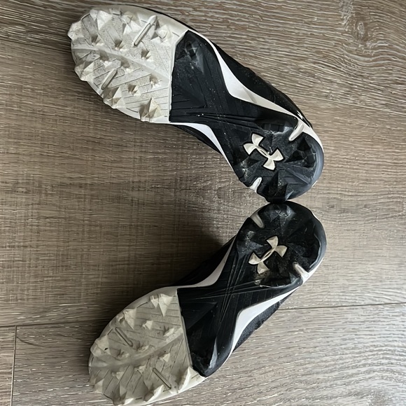 Under Armour Kids Size 2.5 cleats - Picture 4 of 6